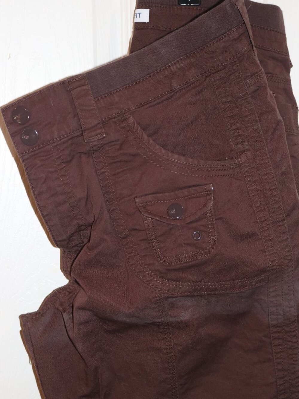 Women's dark brown Lee Easy Fit capri pants. New. Size 10.